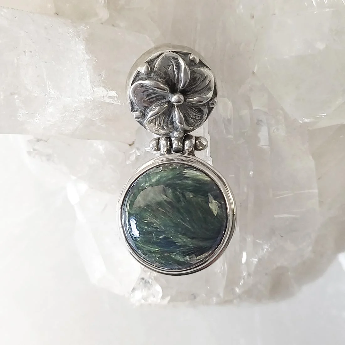 Seraphinite pendant with silver flower detail - 925 sterling silver